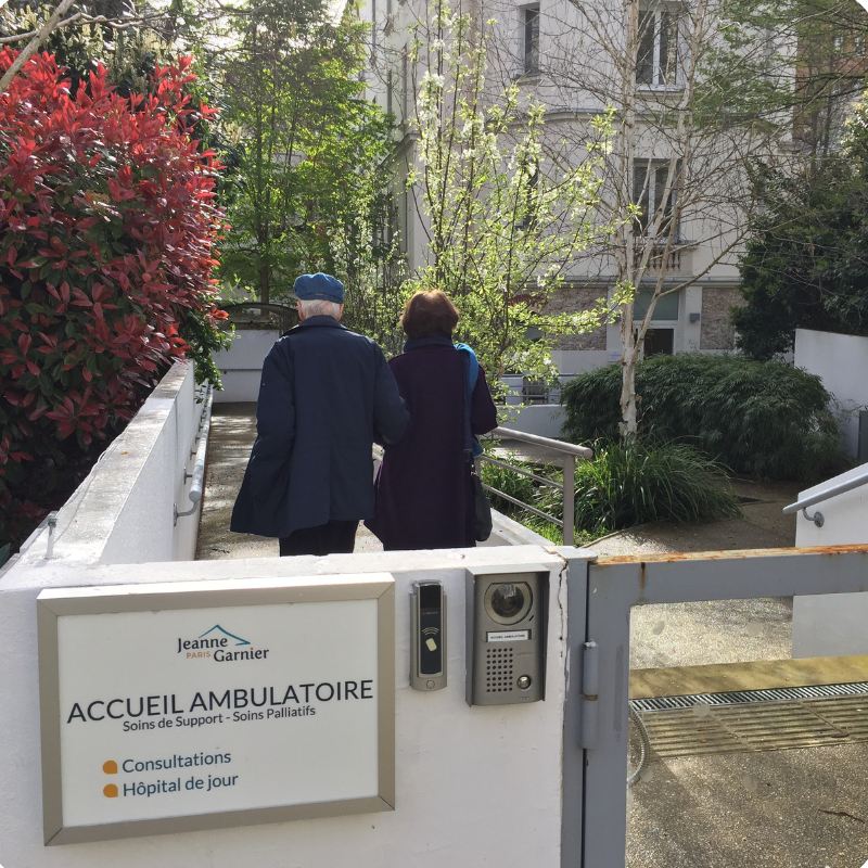 patients et proches entrant a l'hopital de jour